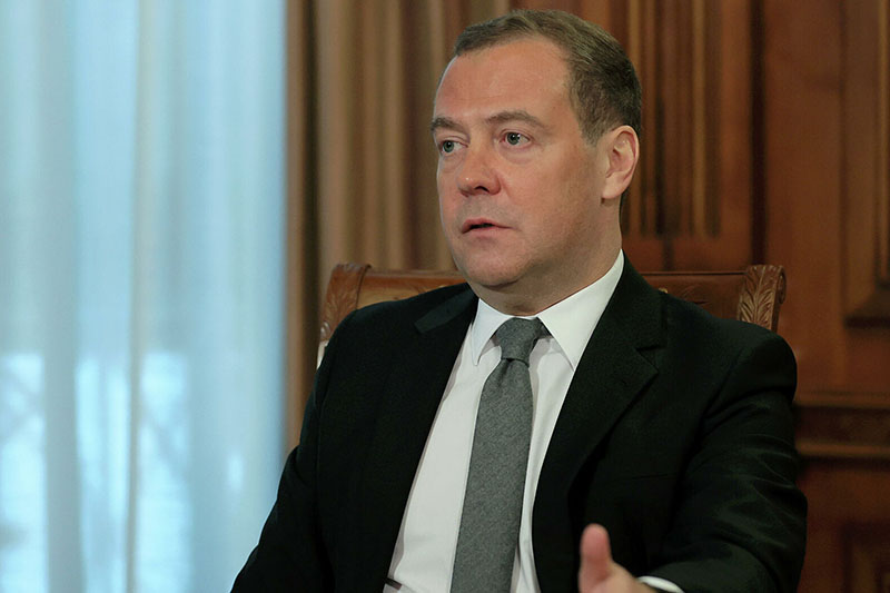 Дмитрий Медведев коронавирусқа қарсы екпе жасатты