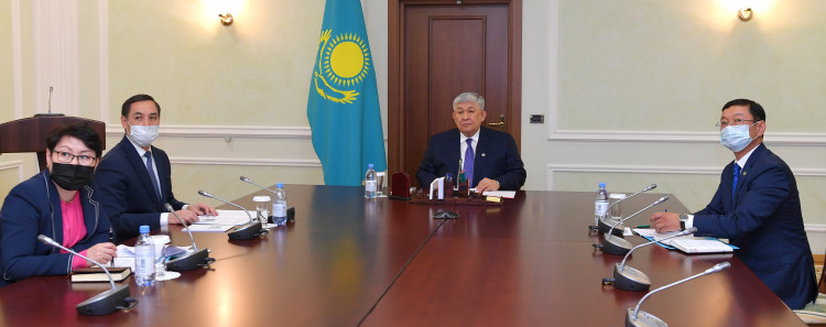 Крымбек Кушербаев провел заседание Республиканской комиссии по вопросам государственных символов