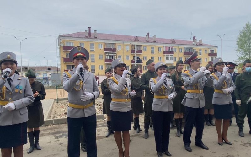 В честь Дня Победы в Кокшетау поздравили ветеранов ВОВ бесконтактными концертами