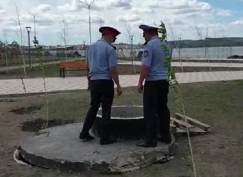 Акмолинские полицейские проверяют содержание смотровых колодцев и канализационных люков
