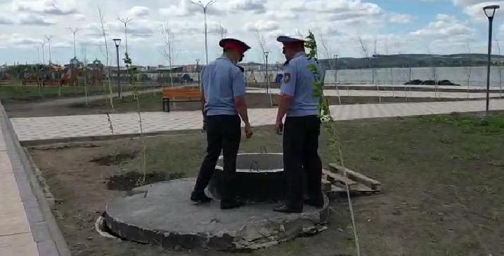 Акмолинские полицейские проверяют содержание смотровых колодцев и канализационных люков