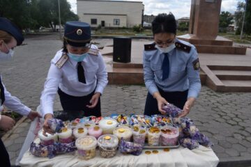 Офицеры колонии угостили сладостями жителей Атбасара