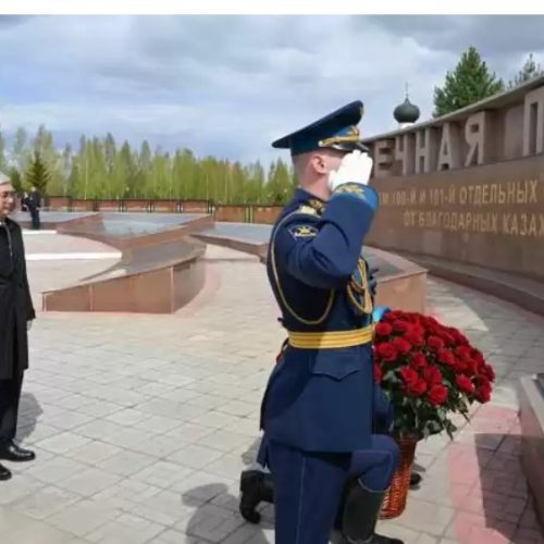 Президент қазақстандық жауынгерлерге арналған мемориалдық кешенге гүл шоғын қойды