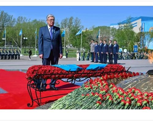 Мемлекет басшысы Қасым-Жомарт Тоқаев қазақстандықтарды Жеңіс күнімен құттықтады