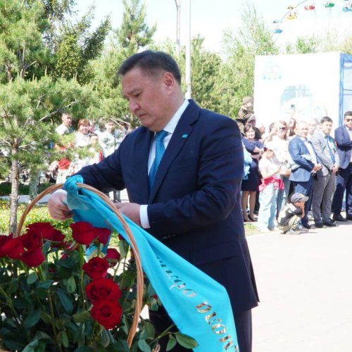 Аға ұрпақтың майдан мен тылдағы ерлігі мәңгі жасайды!