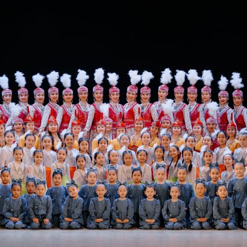 Сахнада «Он алты қыз» халықтық би ансамблі!