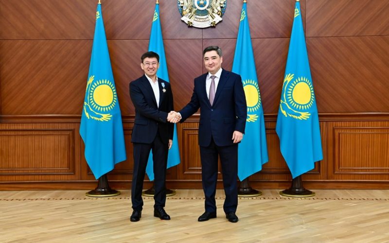 Премьер-министр Олжас Бектенов құрылыс саласының қызметкерлеріне Мемлекет басшысының атынан марапаттар табыс етті