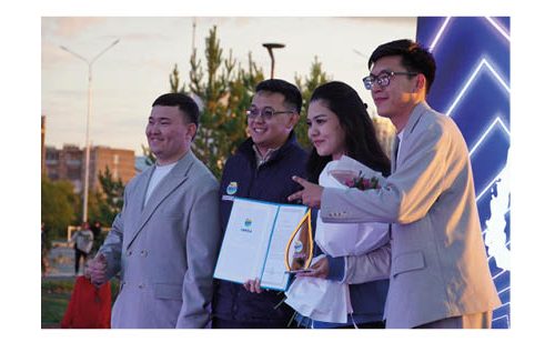 Ел ертеңі – қолдарында