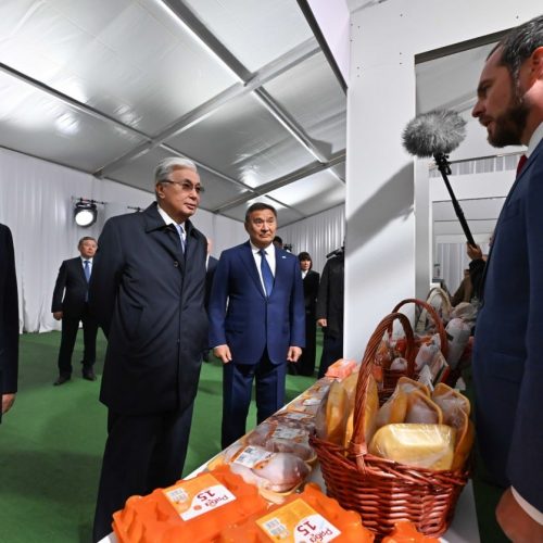 Қасым-Жомарт Тоқаев Ақмола облысында шығарылатын ауыл шаруашылығы өнімдерінің көрмесін аралап көрді