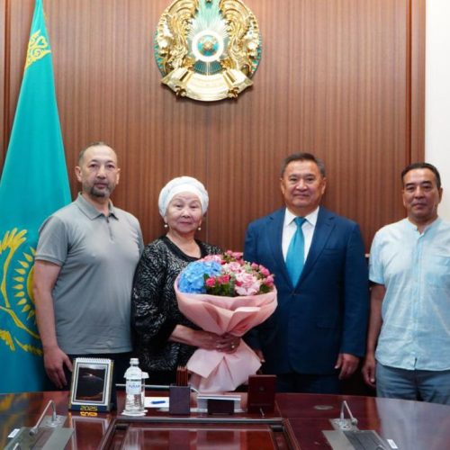 Театр және өнер қайраткерлерін қабылдады