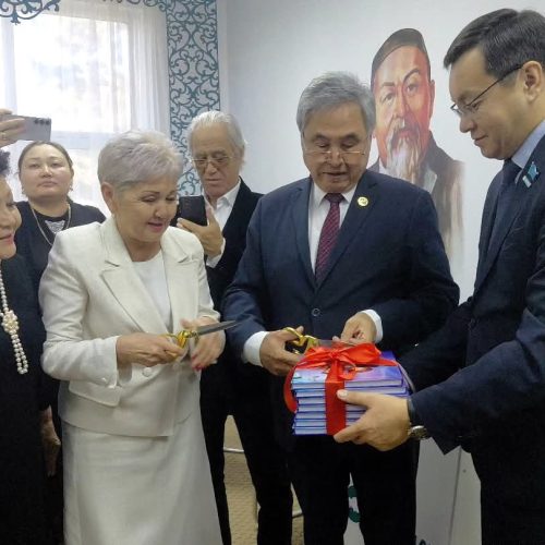 «Өмірде де, өнерде де 50 жыл» атты кітаптың тұсауы кесілді!