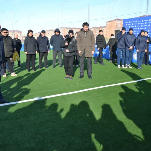 Шағын футбол алаңын сыйлады