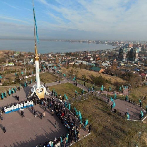 Көкшетауда Республика күніне орай Мемлекеттік Ту көтеру рәсімі өтті