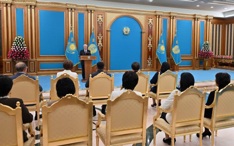 Президент алдағы Ұстаздар күнімен құттықтады