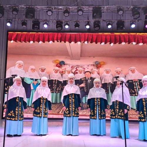 «Әжелер» тобы ән салғанда