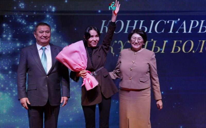 Қосшыда жаңа пәтерлердің кілттері тапсырылып, Жаңа жылдық шыршаның шамы жағылды