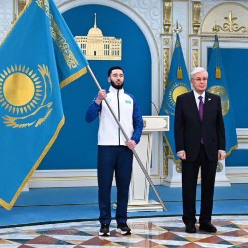Мемлекеттік туымызды жерлесіміз  Денис Никиша мен Аяулым Әміренова көтеріп шығады