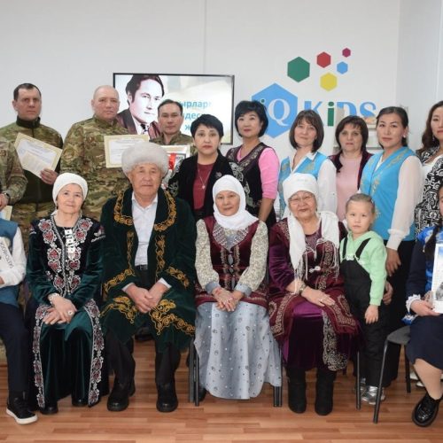 Хан Тәңірінің мұзбалағы