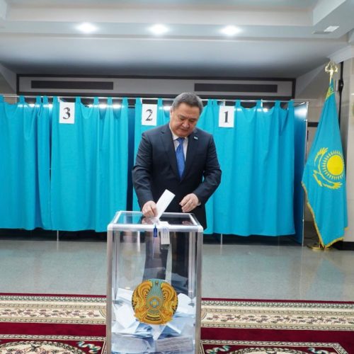 Ақмола облысының әкімі Марат Ахметжанов республикалық референдумға қатысты