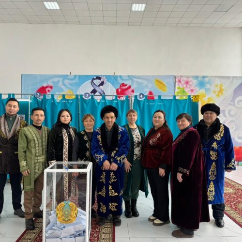 Ұлттық киіммен референдумға: Ақмола облысының тұрғындары дауыс беруге дәстүрлі киіммен келді