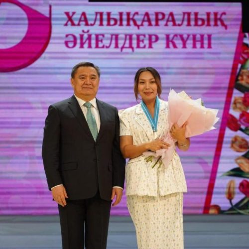 Аймақ басшысы қыз-келіншектерді Халықаралық әйелдер күнімен құттықтады