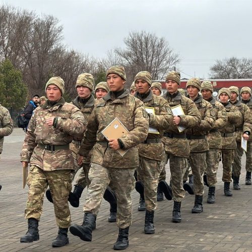 Алғыс арқалаған әскери қызметшілер