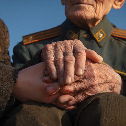 Батырларға қамқорлық: Ақмола облысының ардагерлері мен тыл еңбеккерлері 9 мамырға орай қаржылық төлемдер алды
