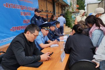 Көкшетауда полиция тұрғындармен аулаларда кездесті