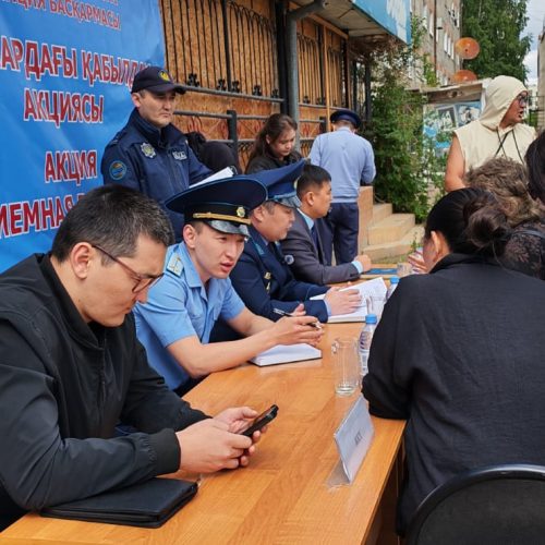 Көкшетауда полиция тұрғындармен аулаларда кездесті