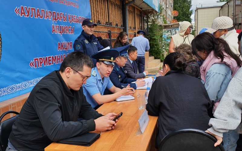 Көкшетауда полиция тұрғындармен аулаларда кездесті