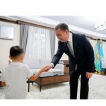 Танымал бейнероликтің кейіпкері үш жасар Әміреге Мемлекет басшысының Алғыс хаты табыс етілді