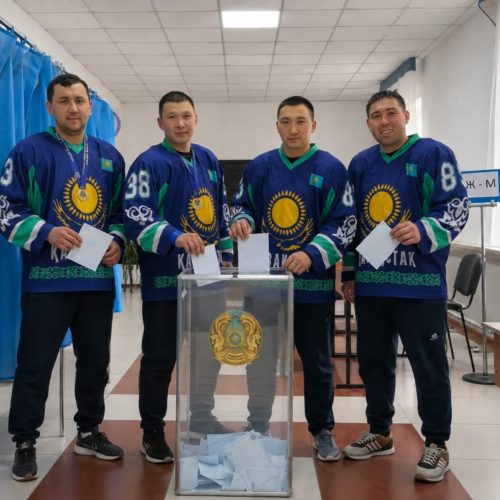 Ақмола облысының шайбалы хоккейден 19 дүркін чемпиондары – «Койгельді» командасы депутаттар сайлауындағы дауыс беруге ұйымдасқан түрде қатысты.
