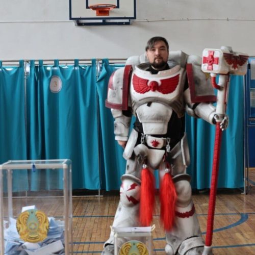 «Болашақтан келген қонақ»: Көкшетаудағы сайлау учаскесіне Warhammer әлемінің космодесантнигі келді