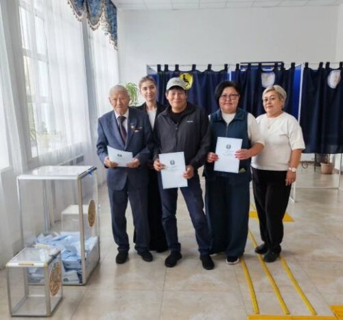 Петровка ауылында Садвакасовтар отбасы сайлауға бірге қатысты