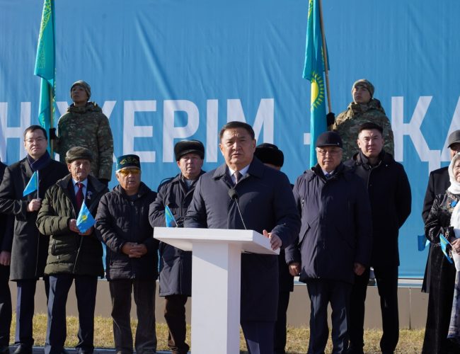 Көкшетауда Республика күніне орай Мемлекеттік Ту көтерілді