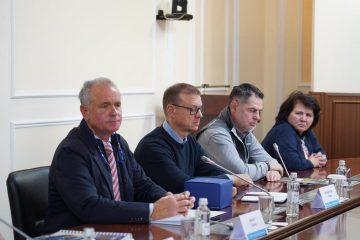 Австриялықтар  шаруаның бір жағынан шығысады