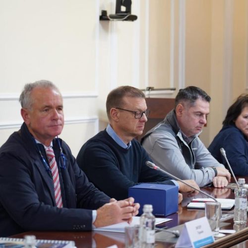 Австриялықтар  шаруаның бір жағынан шығысады